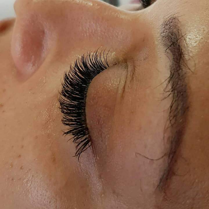 Pose d’extensions de cils Martinique
